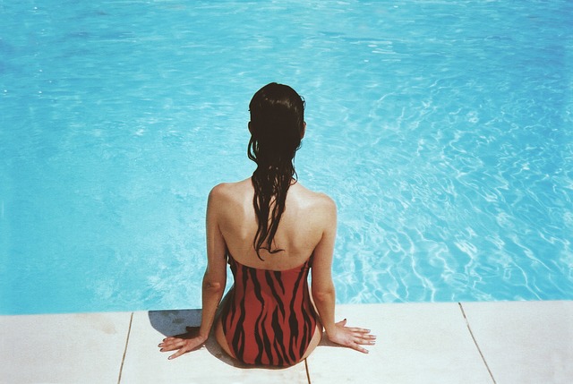 žena u bazénu.jpg